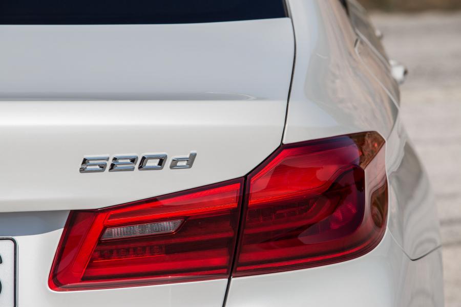 Детали экстерьера BMW 520d Sedan Luxury Line 2017 года  (WW) (фото 9 из 42)